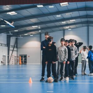 Plusieurs élèves à la queue portant des masques pour les yeux.