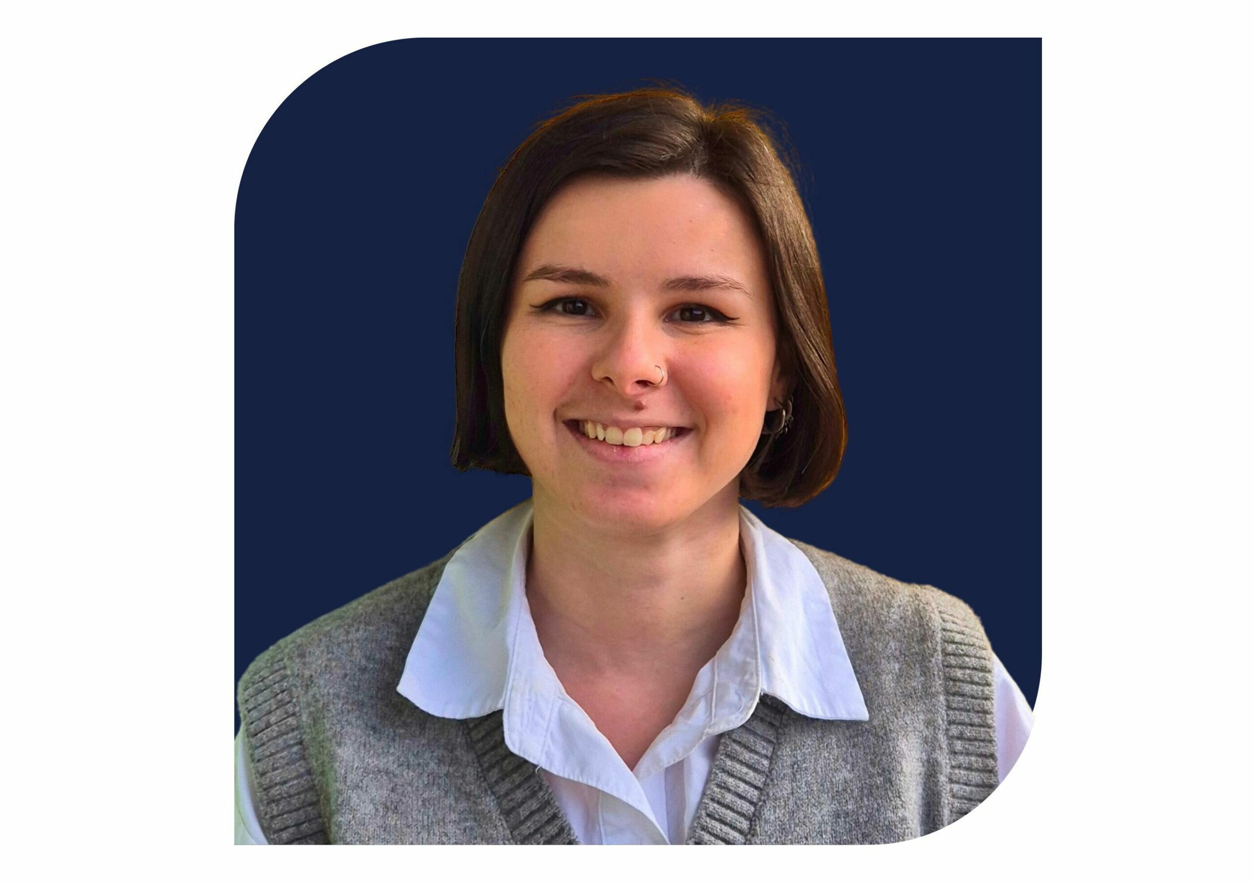 Photo d'Emma Rigal de face sur fond bleu foncé.