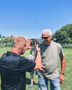 Une personne parlant la langue des signes à une autre personne en face d'elle