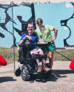 Deux personnes prises en photo de face pendant le challenge inter-entreprises