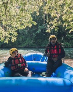 Deux personnes à bord d'un raft, prise de face.