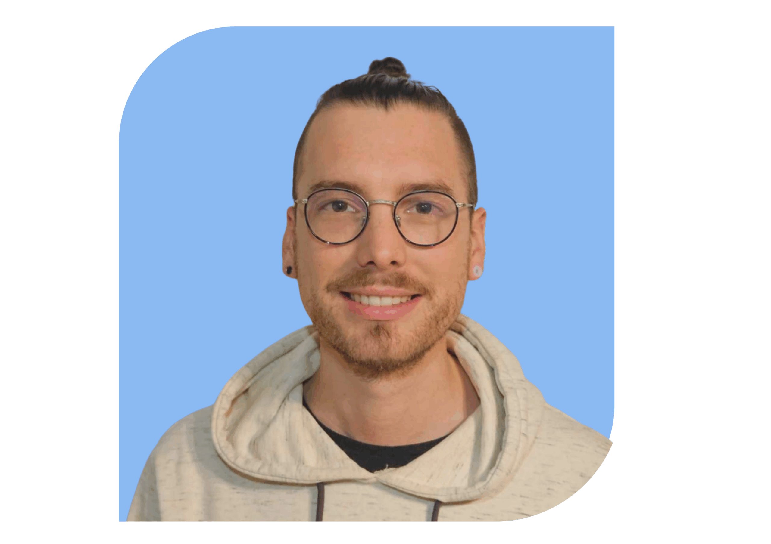 Photo de Lucas Sistel de face sur fond bleu ciel