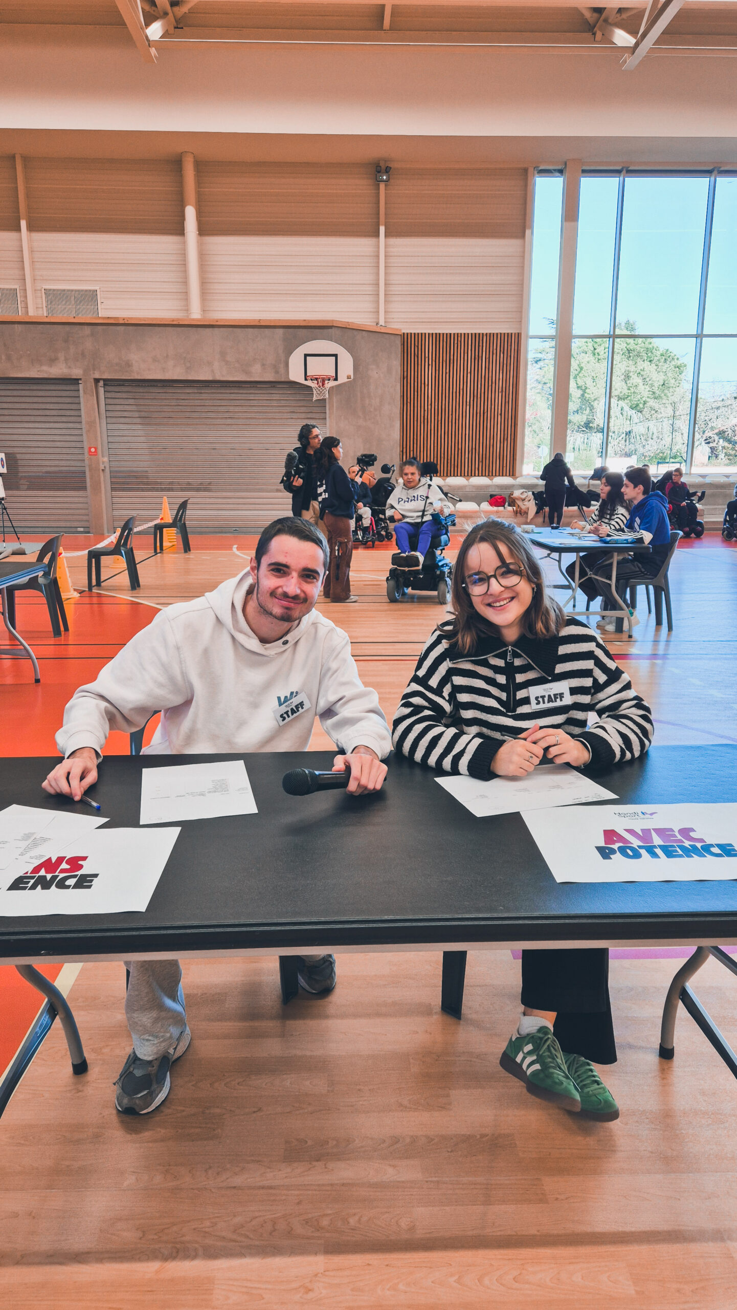 Deux arbitres assis à la table de marque pris de face