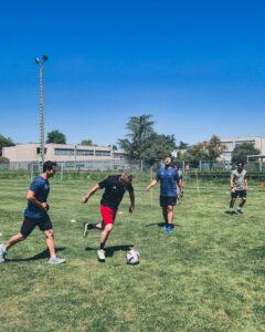 Plusieurs personnes pratiquant le foot