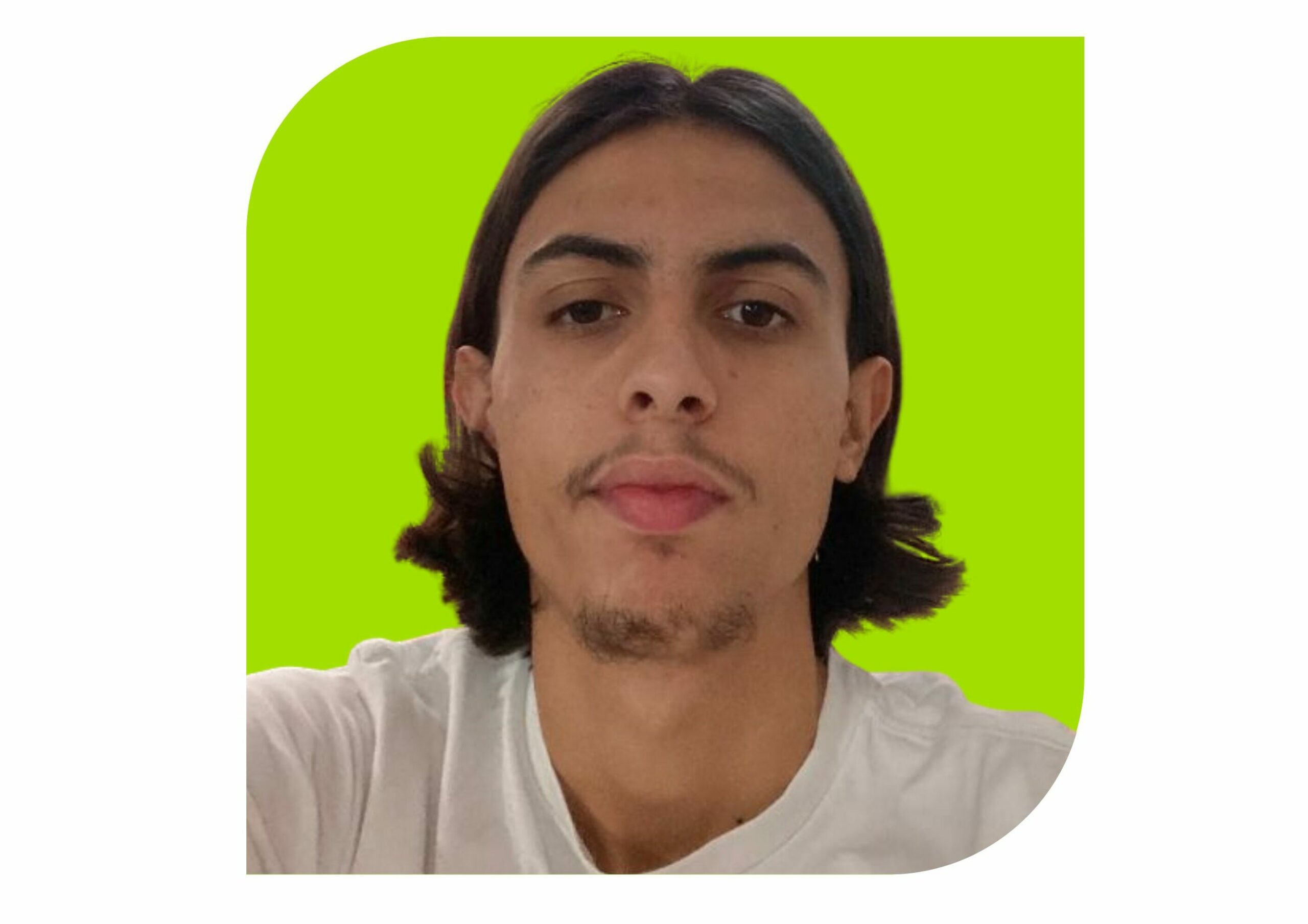 Photo de Naïm Hajjar de face sur fond vert clair. 