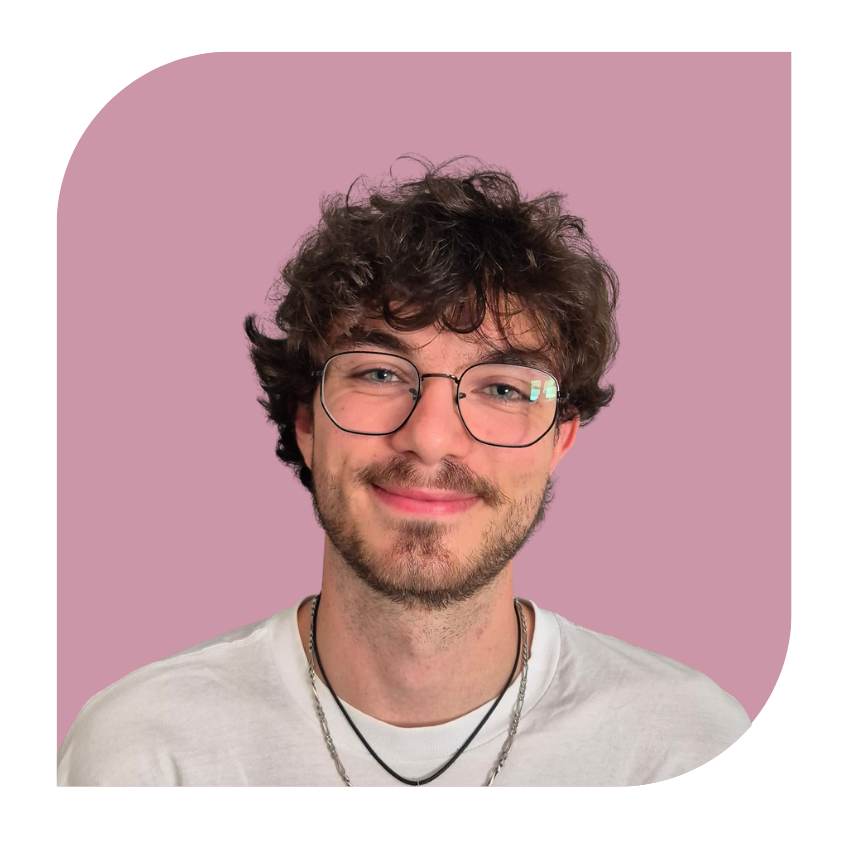 Photo de Antonin Rays de face sur fond rose