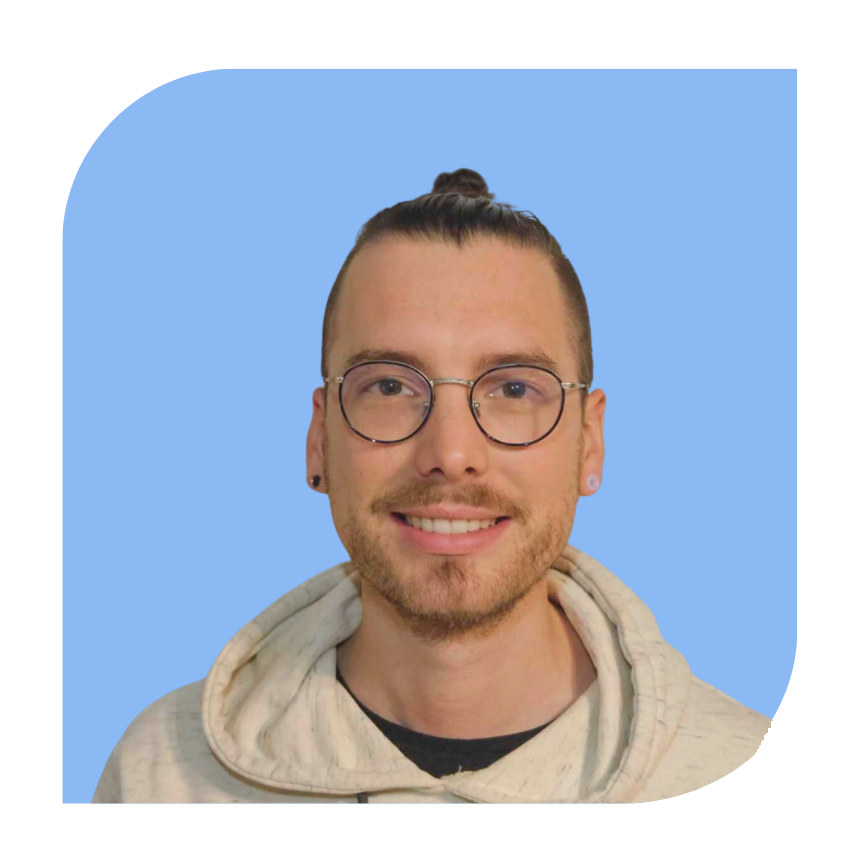 Photo de Lucas Sistel de face sur fond bleu ciel
