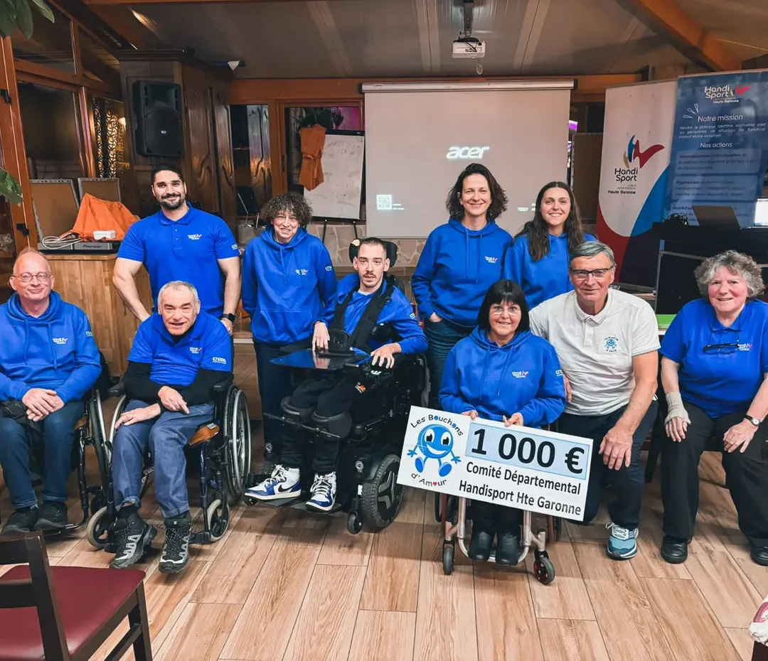 L'équipe du CDH31 avec de gauche à droite Christophe, Eric, Tarek, Murielle, Jérémy, Nathalie, Sabine, Juliette, et Marie-Claude. 
Est présent sur la photo Guy Marquillie, représentant des Bouchons d'amour.